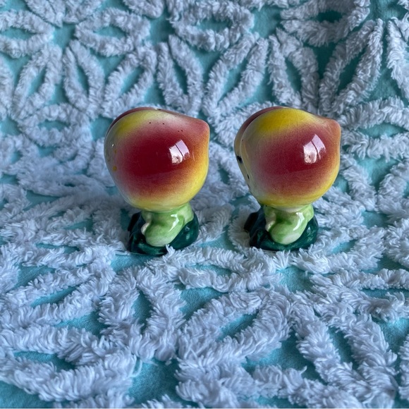 Vintage anthropomorphic salt & pepper shaker set sweet sad peaches fruits - Picture 4 of 6